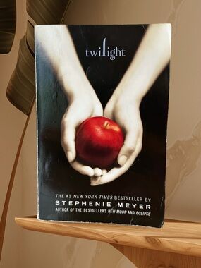 Twilight by Stephenie Meyer (Trade Paperback) - #1 NYT Bestseller